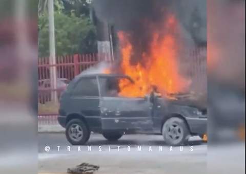 Carro é destruído pelo fogo em estacionamento de supermercado em Manaus