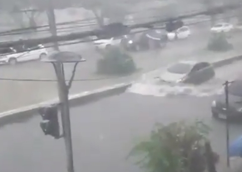 Após forte chuva, ruas do Centro ficam alagadas e destroem carros em Manaus; vídeo