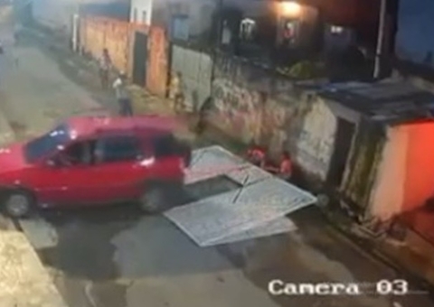 Adolescente pega carro escondido e atropela crianças em Manaus; Veja vídeo