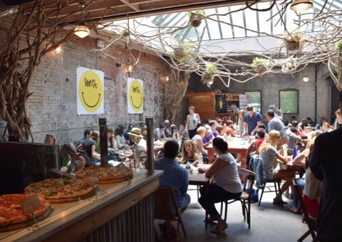 Nova York vai exigir cartão de vacinação para entrada em teatros, cinemas e restaurantes