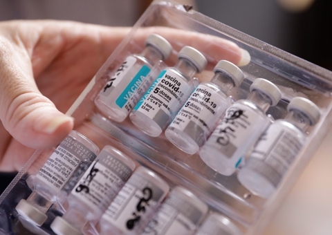 Combinar doses de Astrazeneca e Pfizer é eficaz contra covid, diz estudo