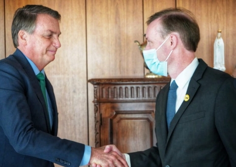 Sem máscara, Bolsonaro se reúne com conselheiro de Segurança Nacional dos EUA