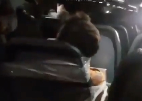 Depois de assediar comissárias, homem é preso com fita adesiva em voo