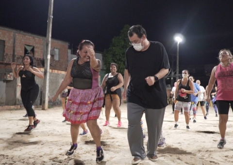 Braga dança zumba e anuncia emendas para construção de área de lazer em Manaus