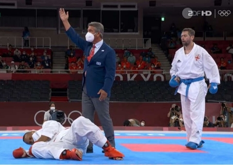 Lutador quebra o braço durante eliminatórias do caratê, nas Olimpíadas