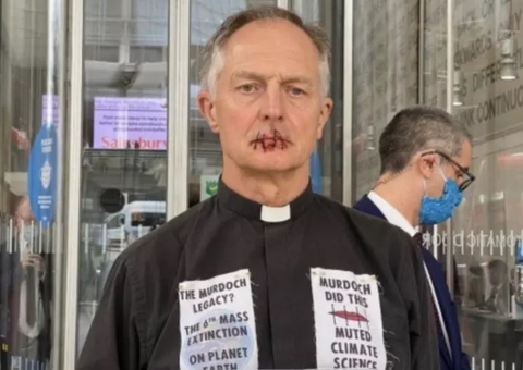 Padre costura os lábios em protesto contra bilionário