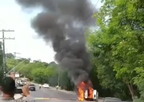 Carro pega fogo e fica destruído em avenida de Manaus; vídeo