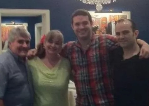 Homem perde irmão e pais que recusaram vacina contra covid