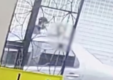 Vídeo: Mulher tem arma apontada para a cabeça durante assalto em Manaus 