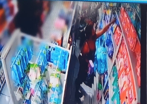 Mulheres são flagradas furtando produtos de farmácia em Manaus 