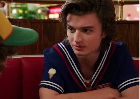 Ator de ‘Stranger Thinks’ diz que não lava e nem toca no próprio cabelo