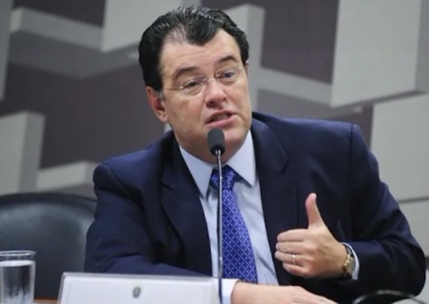 Eduardo Braga é cotado para ministro das Minas e Energia, diz colunista 