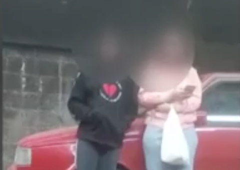 Menino de 6 anos grava irmã sendo esfaqueada e envia para a mãe; vídeo