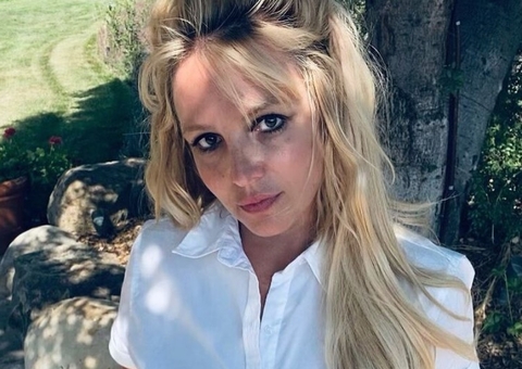 Britney Spears posa com seios à mostra: ‘Não coloquei silicone’