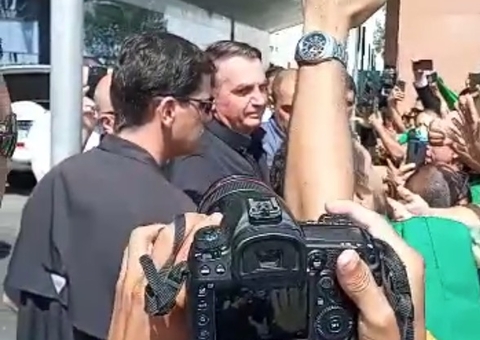 Vídeo: Sem máscara, Bolsonaro desembarca em Manaus e cumprimenta apoiadores