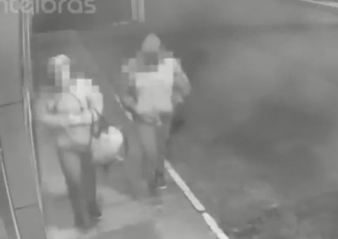 Vídeo mostra mãe carregando corpo de filho esquartejado em mala