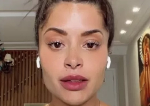 Aline Riscado suja roupa após menstruar durante live: ‘coisa mais normal da vida'