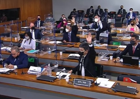 Na CPI, senador vota contra próprio requerimento e é corrigido por assessor