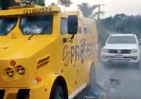Bandidos atiram e tentam explodir carro-forte na AM-010