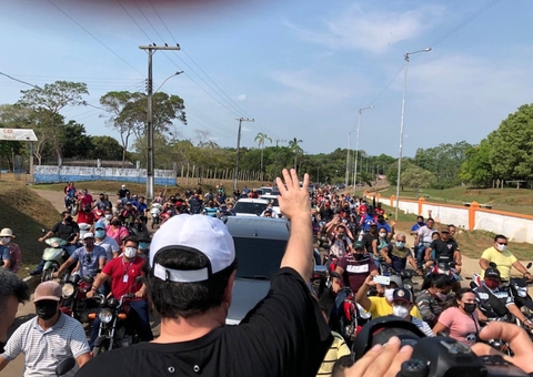 Eduardo Braga é recebido por multidão durante inauguração de obras em Borba