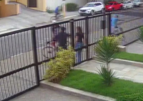 Jovem arremessa celular pelo portão para evitar roubo; vídeo