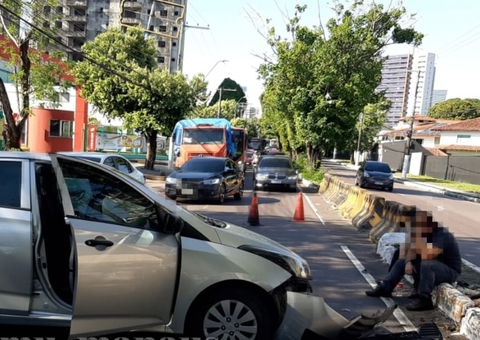 Homem fica ferido após colidir carro contra árvore em avenida de Manaus