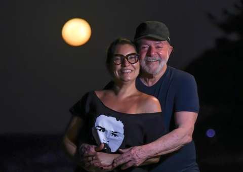 Namorada de Lula posta foto e perna musculosa do ex-presidente chama atenção