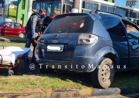 Motorista é socorrido após acidente de trânsito em Manaus