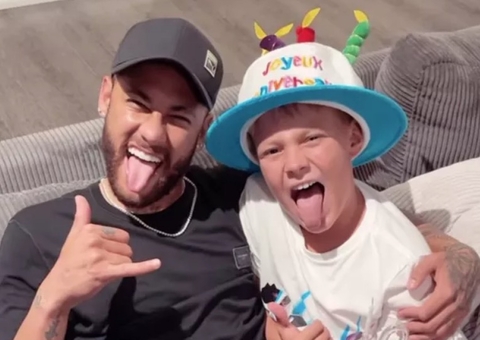 Neymar e Carol Dantas comemoram 10 anos de Davi Lucca em Paris 