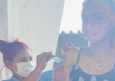 Ruivinha de Marte é vacinada em Manaus com dancinha e faz desafio