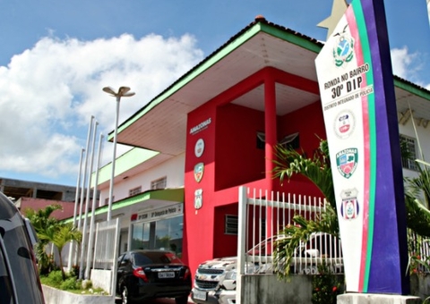 Adolescente vai à delegacia e denuncia padrasto por estupro em Manaus