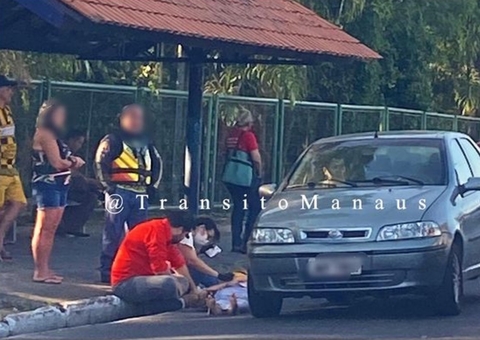 Acidente de trânsito deixa vítima jogada no asfalto em Manaus