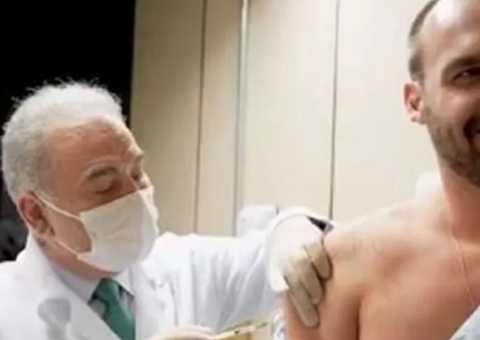 Filho de Bolsonaro é vacinado contra covid e posta nas redes; vídeo