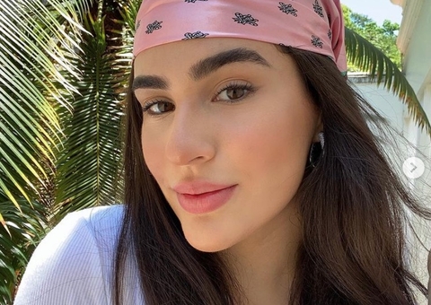 Filha de Renato Aragão, Lívia Aragão surge em clique raro de biquíni