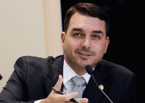 Flávio Bolsonaro participou de negociação de vacina contra Covid, diz revista