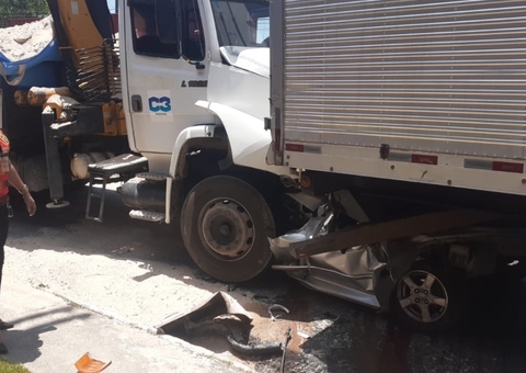 Após laudo pericial, empresa demite motorista da carreta que matou mulher e enteada em Manaus