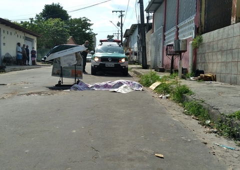Vizinhos abrem porta e encontram homem morto em rua de Manaus