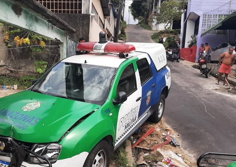Perseguição policial termina em acidente com viatura em Manaus