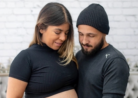 Grávida, Raquel Pacheco, a Bruna Surfistinha, posa nua com o noivo