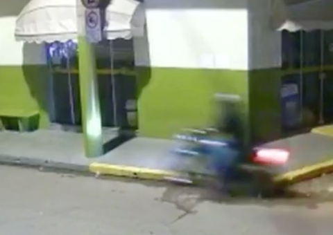 Jovem empina moto, perde controle e se choca contra poste; Vídeo chocante 