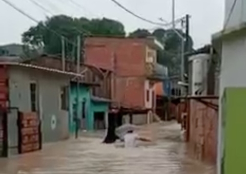 Ruas e avenidas ficam alagadas após forte chuva em Manaus; vídeo