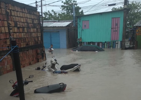 Casas desabam após forte chuva e moradores fazem manifestação em Manaus; vídeos