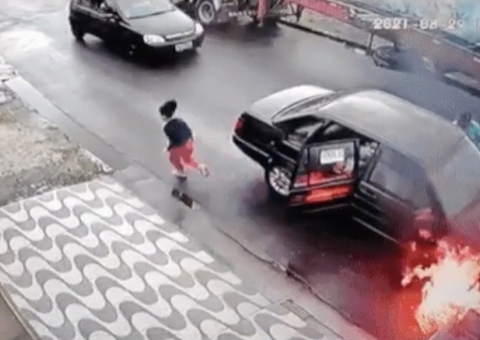 Vídeo mostra carro pegando fogo com família dentro do veículo