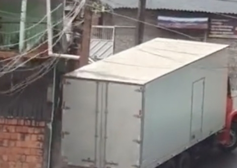 Caminhão perde o controle em ladeira e invade casa em Manaus; Veja vídeo 