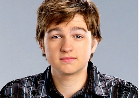 Ator que viveu Jake Harper em ’Two and a Half Men’ surge irreconhecível