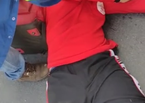 Entregador fica desacordado após acidente com carro em Manaus