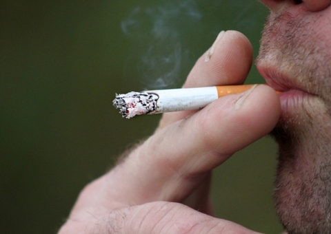 Lei que prevê multa para quem jogar bituca de cigarro em ruas de Manaus entra em vigor