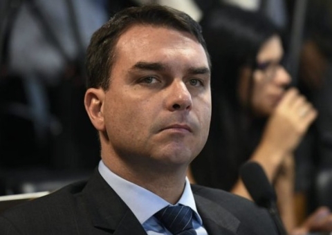 Ex-assessor de Flávio Bolsonaro diz que era obrigado a devolver salário, 13º e férias