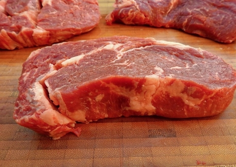 Homem furta R$ ​​1.400 em carnes de dois supermercados 