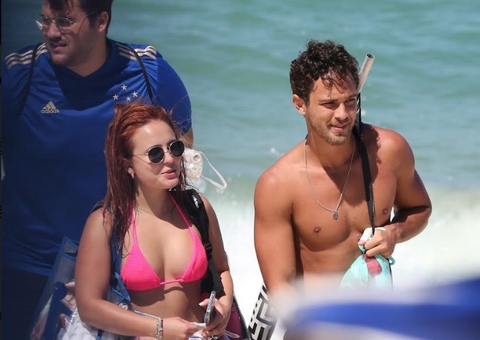 Larissa Manoela é flagrada aos beijos com ator André Luiz Frambach